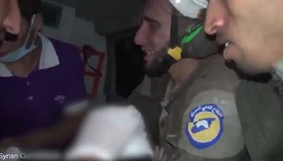 Siria: Rescatista salva a bebé tras bombardeo y llora desconsoladamente [VIDEO]