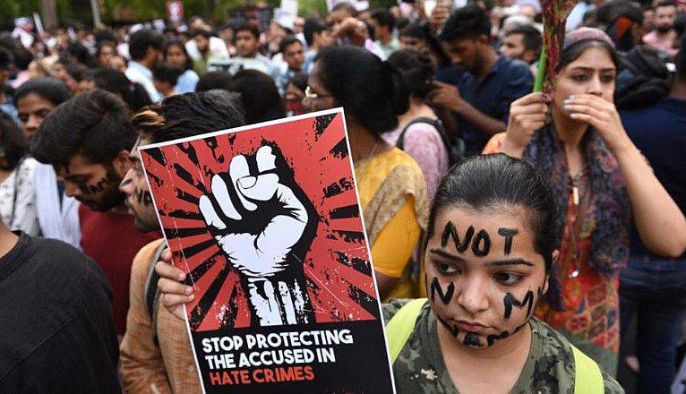 Adolescente denuncia que fue violada por profesores y compañeros durante meses