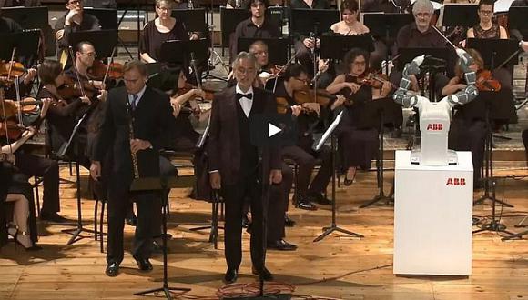 Robot "director de orquesta" roba protagonismo a tenor Andrea Bocelli (VIDEO)