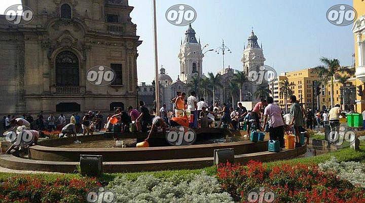 ¡Desesperación por agua! Toman la Plaza de Armas mientras huaicos azotan el país (FOTO)