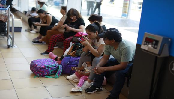 Este sábado continuó la incertidumbre en en el aeropuerto Jorge Chávez por retraso de vuelos. Fotos: Julio Reaño/@Photo.gec
