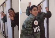 Mujeres soldados realizan polémico reto viral en Tik Tok | VIDEO
