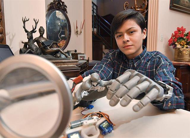 Leonardo Viscarra tiene 14 años y fabricó su propia mano robótica [FOTOS]
