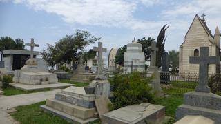 Hombre es hallado deambulando en cementerio cuatro meses después de su “funeral” 