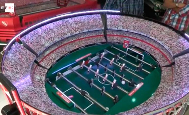 Artista transforma en fulbitos de mesa a emblemáticos estadios argentinos