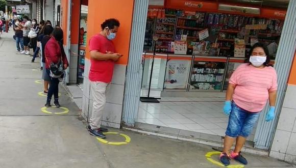 Chimbote: Joven pintó círculos en las afueras de bancos y farmacias para evitar aglomeración de personas. (Foto: Andina)