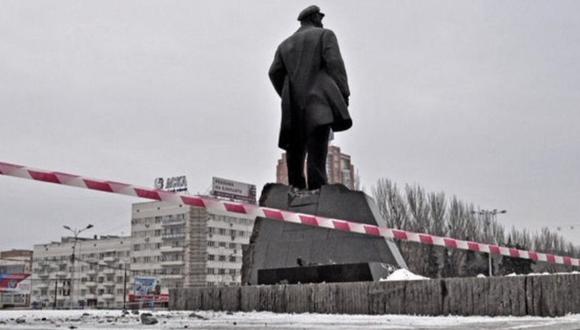  Lenin, el líder de la Revolución Rusa de Octubre, se mantiene de pie