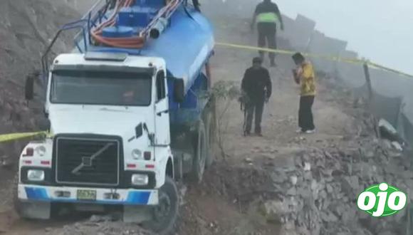 San Juan de Miraflores: Con grúa retiran camión cisterna que amenazaba con caer sobre viviendas