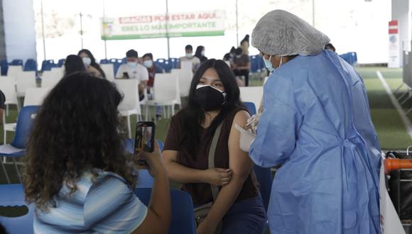 Actualmente se viene vacunando a la población a partir de 18 años a más en Lima, Callao y algunas regiones del país. (Foto: Jessica Vicente/@photo.gec)