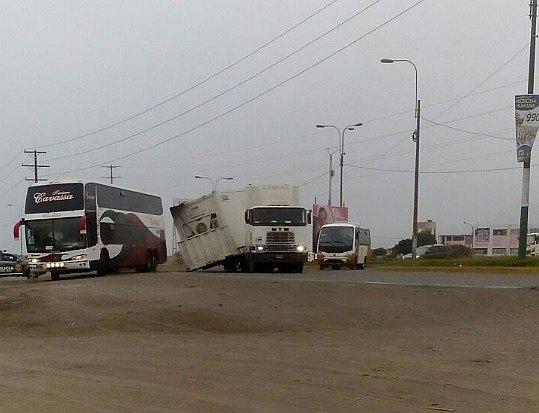 ​Ancón: caja de carga se desplomó en plena avenida