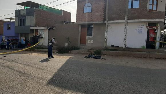 El infortunado intentó escapar del ataque, pero se desplomó en plena vía del distrito de La Esperanza, en Trujillo. (Foto: GEC)