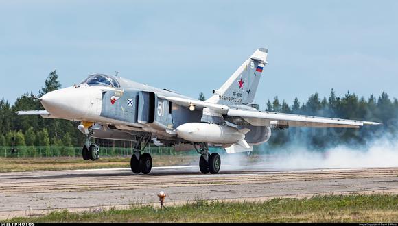 Sukhoi Su-24M ruso levantando vuelo.