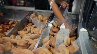 Panaderos preocupados por bajas ventas ante alza de precios: “A veces la gente no tiene para pagarnos más”