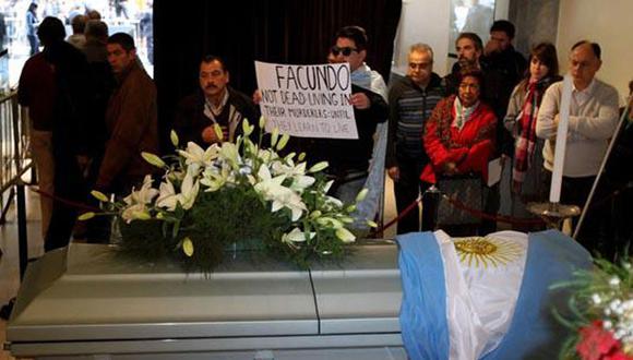 Miles de personas dan el último adios a Facundo Cabral 
 
