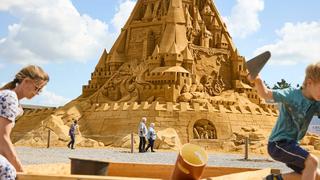 Construyen el castillo de arena más grande del mundo con una altura de 21,16 metros | FOTOS