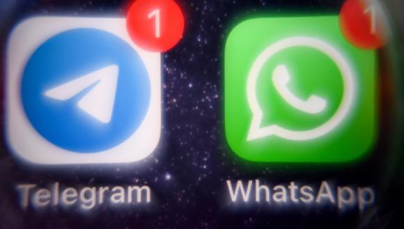 El logo de WhatsApp visto desde la pantalla de un smartphone. (Foto: AFP)