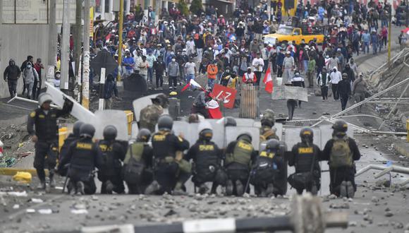 Los manifestantes chocan con la policía antidisturbios en el puente Añashuayco en Arequipa, Perú, durante una protesta contra el gobierno de la presidenta Dina Boluarte y para exigir su renuncia el 19 de enero de 2023. - Después de semanas de disturbios, se esperaba que miles de manifestantes descendieran en la capital de Perú, Lima, desafiando el estado de emergencia para expresar su enojo con la presidenta Dina Boluarte, quien llamó a los manifestantes a reunirse "pacífica y tranquilamente". El país sudamericano se ha visto sacudido por más de cinco semanas de protestas mortales desde el derrocamiento y arresto de su predecesor Pedro Castillo a principios de diciembre. (Foto de Diego Ramos / AFP)
