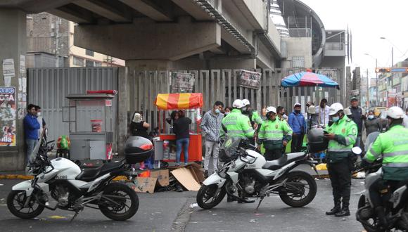 La Policía está a la espera de los peritos de Criminalística y del fiscal de turno para el levantamiento del cadáver. Foto: Lino Chipana Obregón/@photo.gec