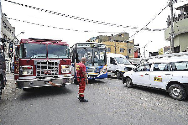 Bomberos tardan el doble en llegar a emergencias por tráfico y ambulantes