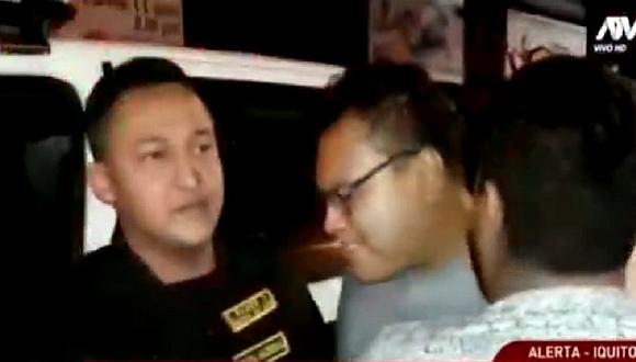 Hombre en aparente estado de ebriedad le tira cachetada a policía durante intervención (VIDEO)