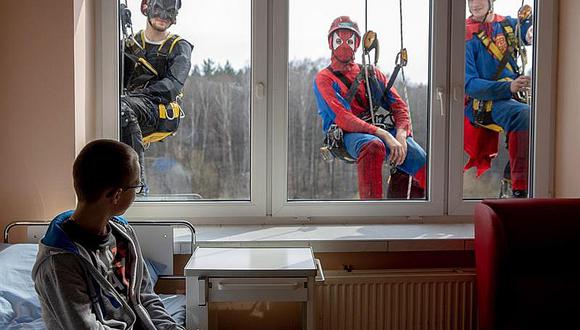 ​Súper héroes limpian las ventanas de centro de salud infantil