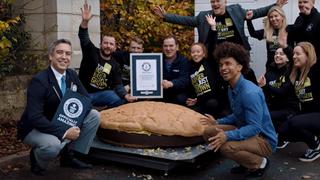 Hamburguesa vegana más grande del mundo pesa 162 kilos y bate récord Guinness | VIDEO