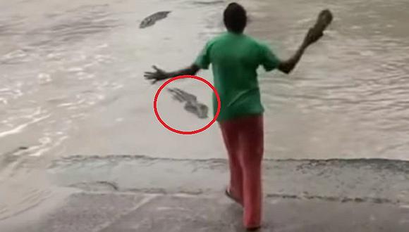 YouTube: Mujer se arma con su chancleta para espantar a cocodrilo de 4 metros