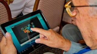 Uruguay pone en marcha la entrega de 30 000 tabletas a jubilados 