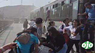 Metropolitano : Bus se incendia, pasajeros escapan por puertas y ventanas en la estación Parque del Trabajo I VIDEO