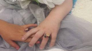 Facebook: Niña con enfermedad terminal se casa con su mejor amigo [FOTOS]