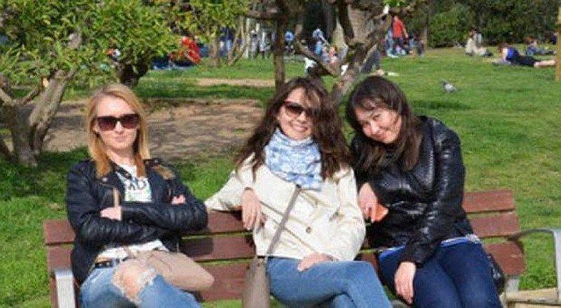 Foto de tres amigas en un parque se vuelve viral por truco que esconde 