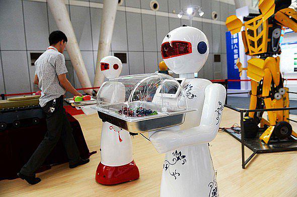 China: robots cuidan a personas, desde niños hasta ancianos