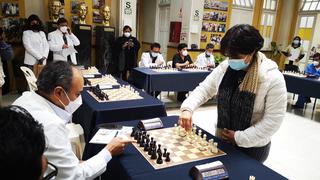 INSN: veinte médicos jugaron partida de ajedrez con campeona nacional y les ganó a todos