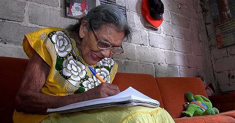 ​Anciana aprendió a leer y escribir a los 96 años e inspira a muchos