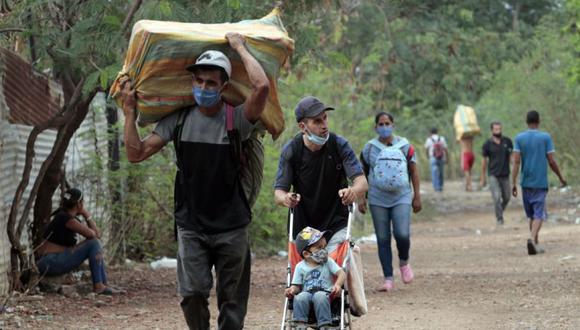 Las autoridades colombianas colocaron carpas para las más de tres mil personas que se han desplazados en la frontera entre Venezuela y Colombia. (Foto: EFE)