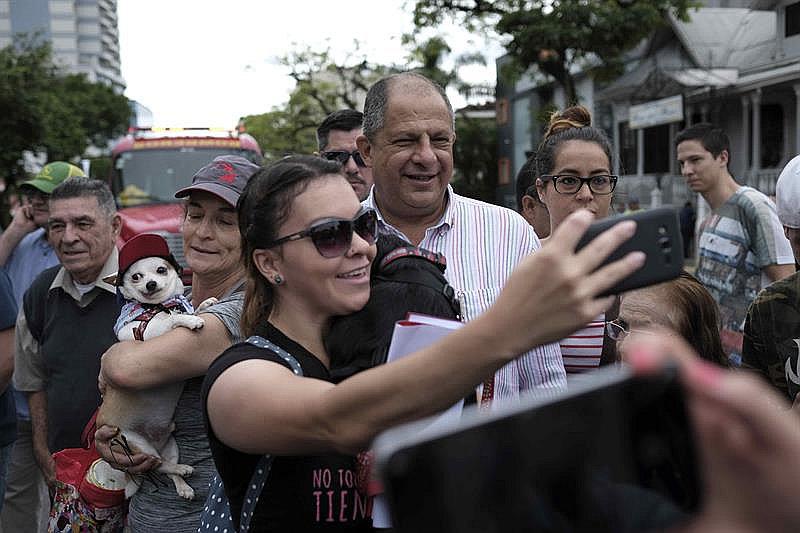 Costa Rica firma ley contra el maltrato animal ante perros, gatos y gallo