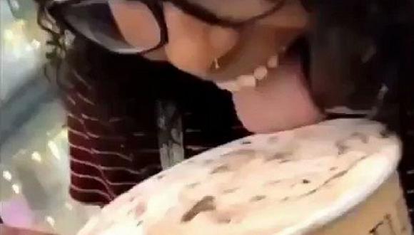 Mujer lame helado en supermercado y lo devuelve a su lugar | VIDEO