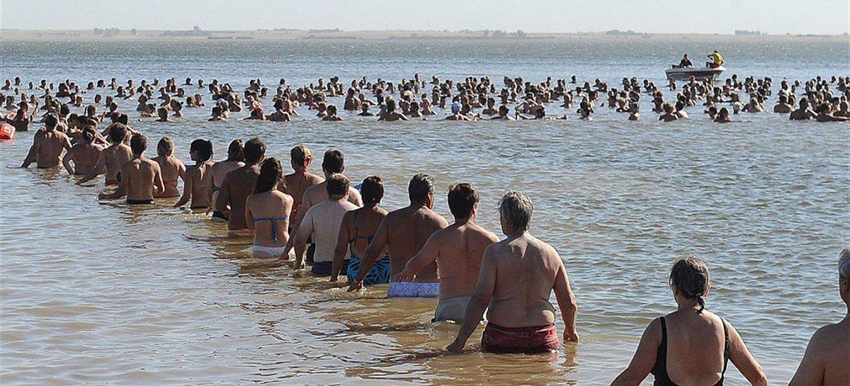 Argentina: baten Récord Guinness de personas flotando en un lago 
