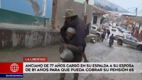 Anciano de 77 años carga en su espalda a su esposa de 81 años para que pueda cobrar su pensión. (Captura: América Noticias)