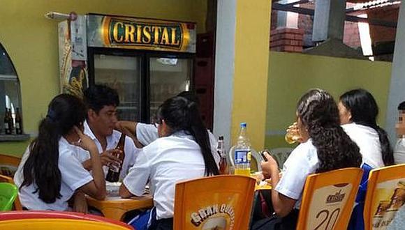 Profesor toma cerveza junto a sus alumnos en Piura
