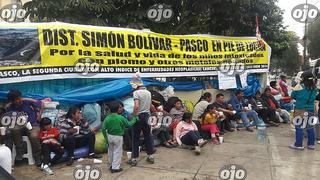 ¡Perjudicados por la minería! Pobladores de Pasco siguen apostados fuera del Minsa 