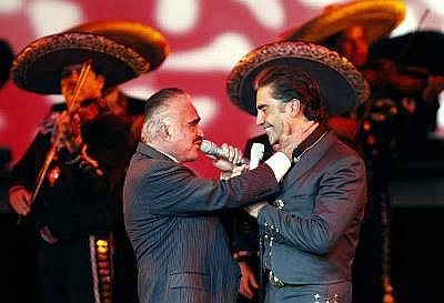 Alejandro Fernández y su papá Vicente Fernández, juntos de nuevo