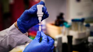 Vacuna contra COVID-19 de Oxford podría estar disponible a inicios de 2021 por “2 o 3 euros”