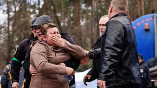Ucrania: mujer reconoce por zapatos, en fosa común, cadáver de su hijo de 23 años asesinado por rusos