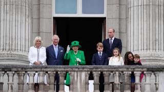 Isabel II aparece de sorpresa en el balcón del Palacio de Buckingham para cerrar homenajes en su honor