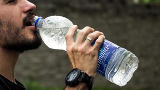 Las razones por las que no debes reusar la botella de plástico