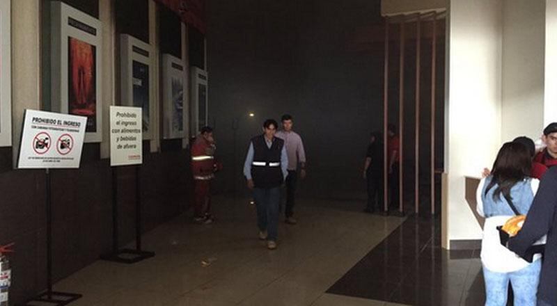 Surquillo: Incendio en sala de cine causa alarma en el Open Plaza 
