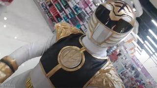 Hombre se disfraza de Power Ranger para evitar contagiarse del coronavirus en el supermercado | VIDEO 