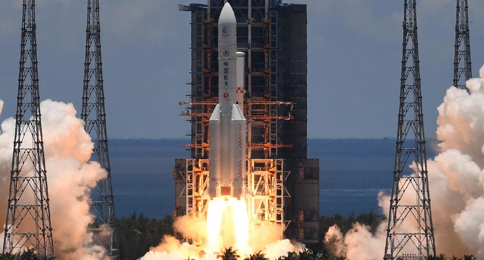 Un cohete Long March-5, que transporta un orbitador, un módulo de aterrizaje y un rover como parte de la misión "Tianwen-1" a Marte, despega del Centro de Lanzamiento Espacial Wenchang, en la provincia meridional china de Hainan. (Noel CELIS / AFP)