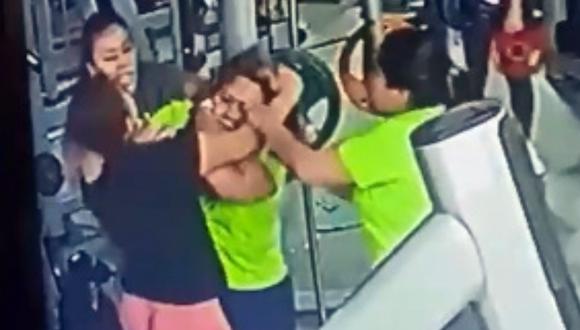 Dos mujeres se agarran a golpes por usar primero una máquina de pesas en gimnasio. (Foto: @ArnoldSolano10)